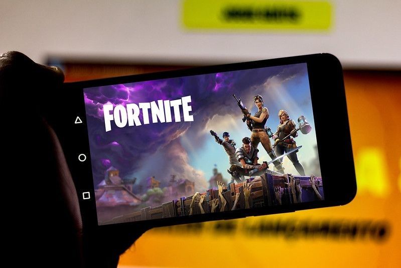 Play of Fortnite on the screen of the mobile device