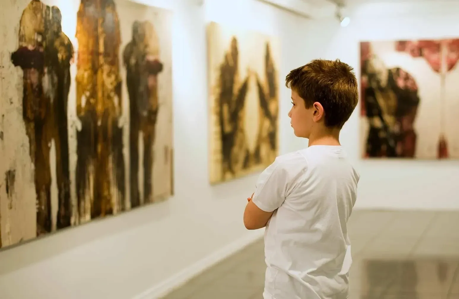 Child looking at art at a museum.