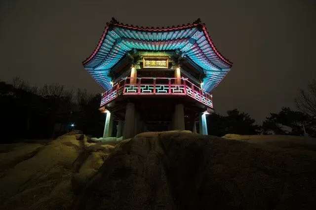 Traditional buildings in Korea are popular tourist attractions.