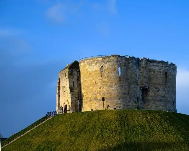 After his arrest, Turpin was kept at York Castle to await his execution. 