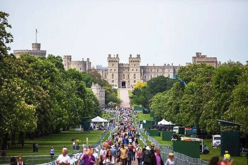 Crowds milling about on the long path leading up to Windsor Castle.