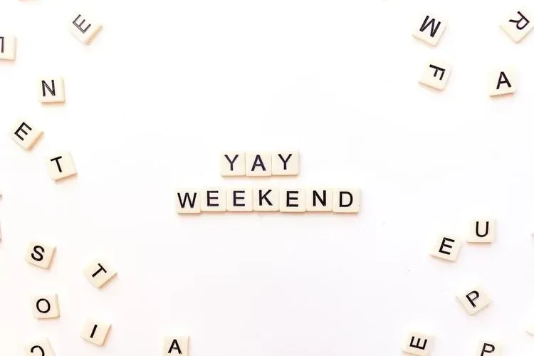 Wish everyone on social media with happy weekend quotes!)