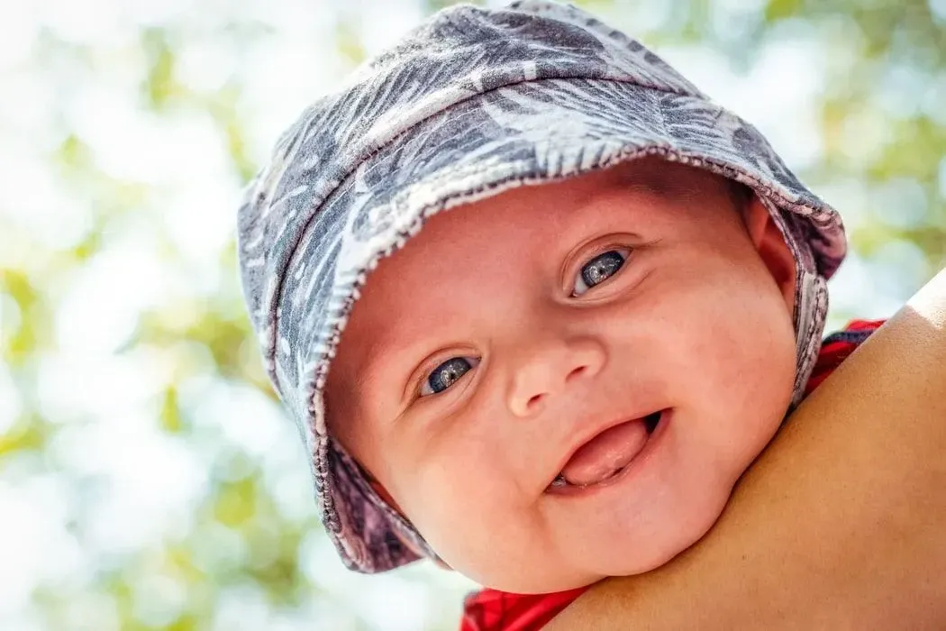 Your 5-week-old baby is now able to deliberately smile!