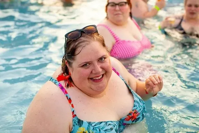 Swimming is an ideal form of exercise for plus size moms-to-be.