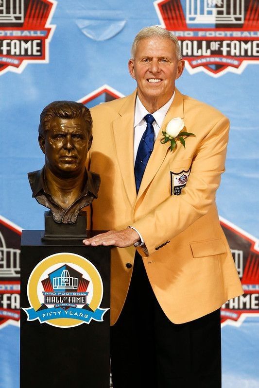 Bill Parcells with a statue