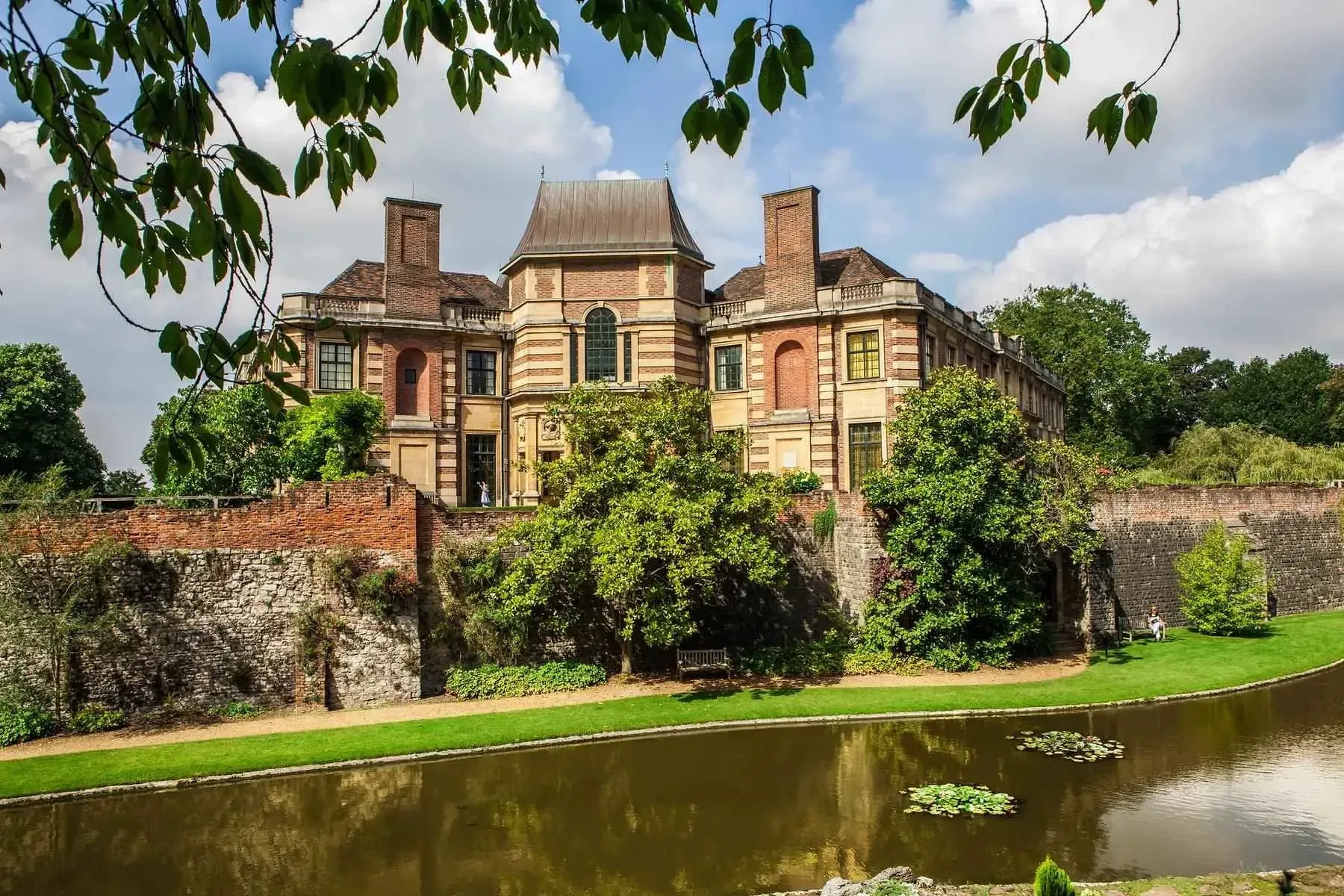 This famous site where many films and TV programmes have been filmed is loved by all tourists. Book Eltham Palace tickets.