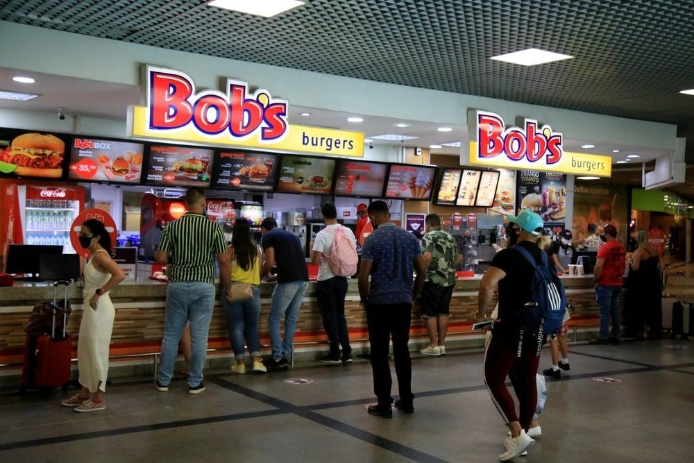 People at the Bob´s Burger restaurant service counter