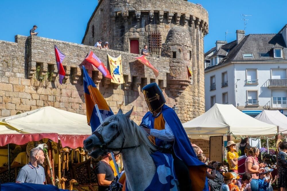 The Medieval Festivals of Henne Bont - Participants in the grand parade in costume
