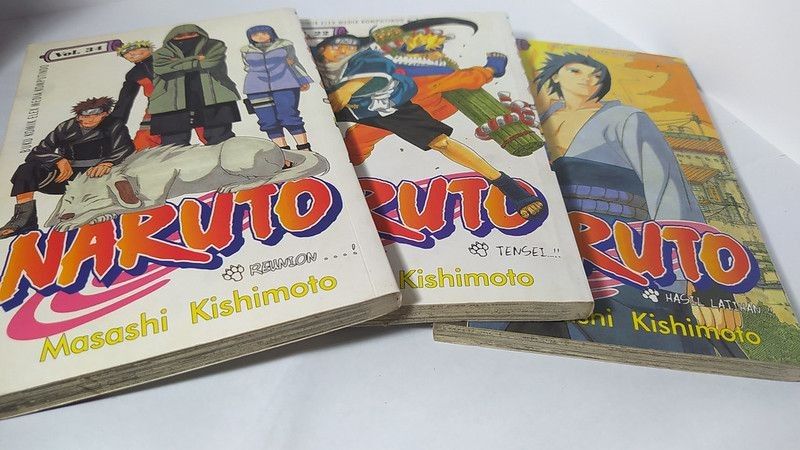 The Naruto comics arrange on the table