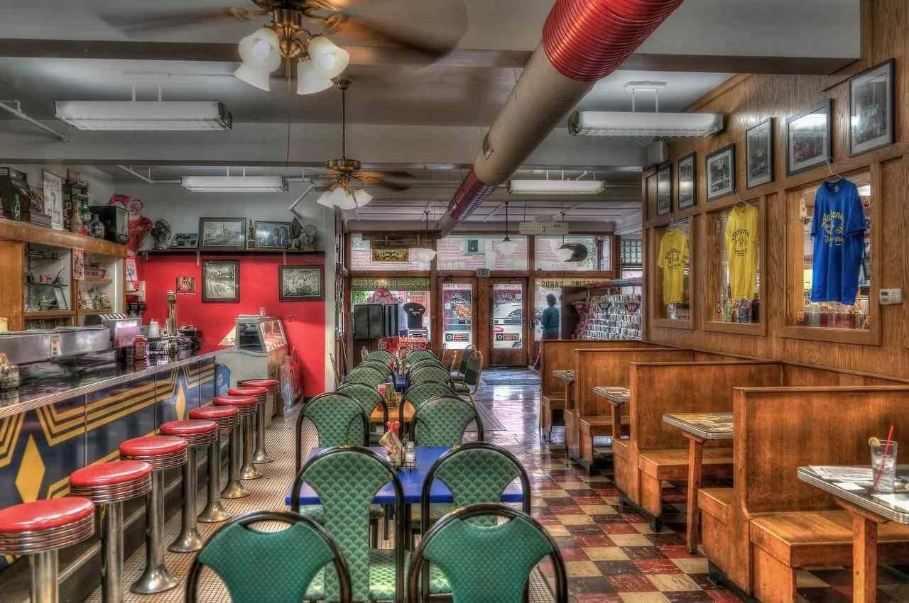 Visually identify a diner with the unique looks