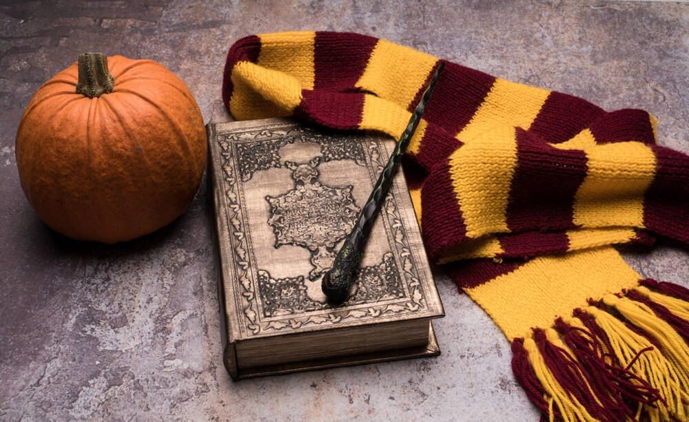 Subjects of the school of magic:Scarf, magic wand, book of spells and pumpkin.