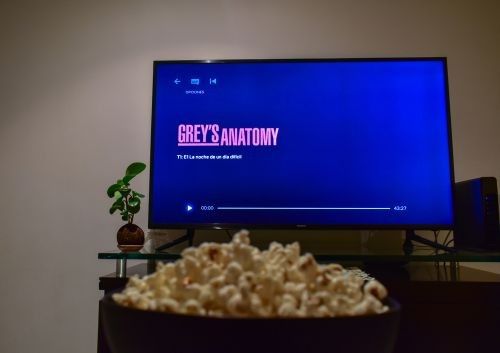 Watching 'Grey's anatomy' on tv with popcorn